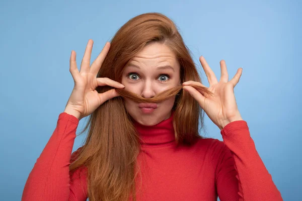 Divertida Pelirroja Hembra Cuello Alto Rojo Haciendo Pucheros Los Labios — Foto de Stock