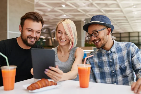 Multiraciale Mannen Vrouwen Casual Kleding Browsen Kijken Video Tablet Tijdens — Stockfoto