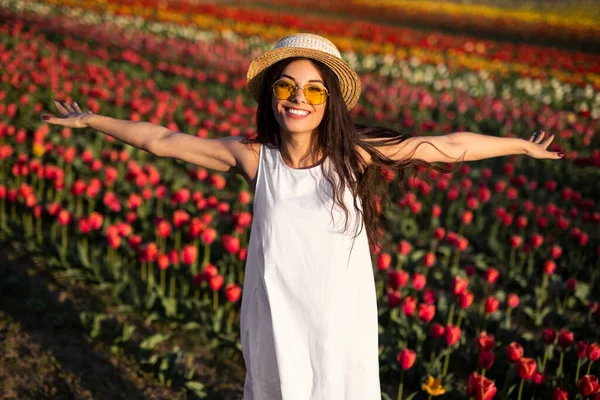 Entzückte Junge Touristin Weißem Kleid Mit Strohhut Und Sonnenbrille Lächelnd — Stockfoto