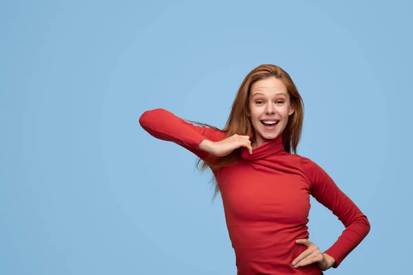 Gengibre Otimista Feminino Segurando Mão Cintura Esticando Colar Gola Vermelha — Fotografia de Stock