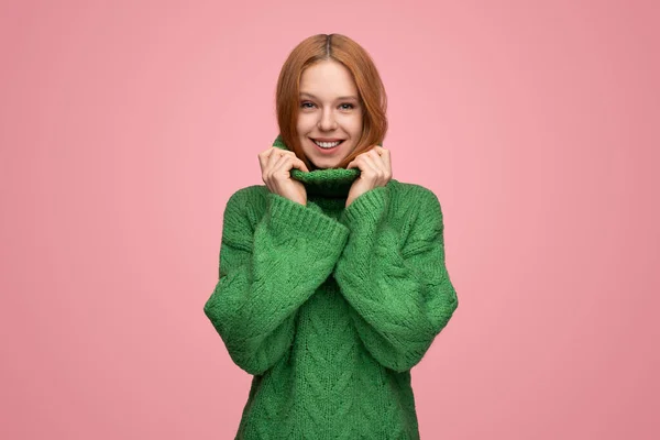 Glada Charmiga Rödhårig Kvinna Bär Varm Grön Stickad Tröja Tittar — Stockfoto