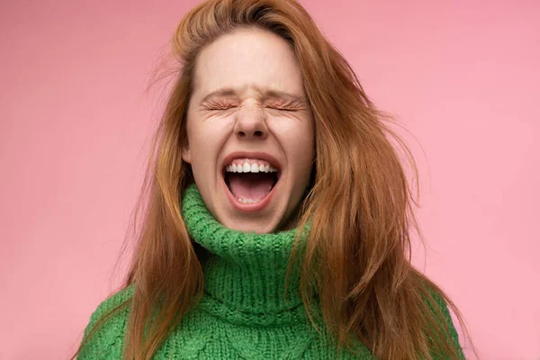 Excited Redhead Female Green Sweater Closing Eyes Yelling Pink Background — Stock Photo, Image