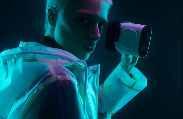 Oldalnézet Női Játékos Futurisztikus Esőkabátban Leveszi Szemüveg Nézi Kamera Neon — Stock Fotó