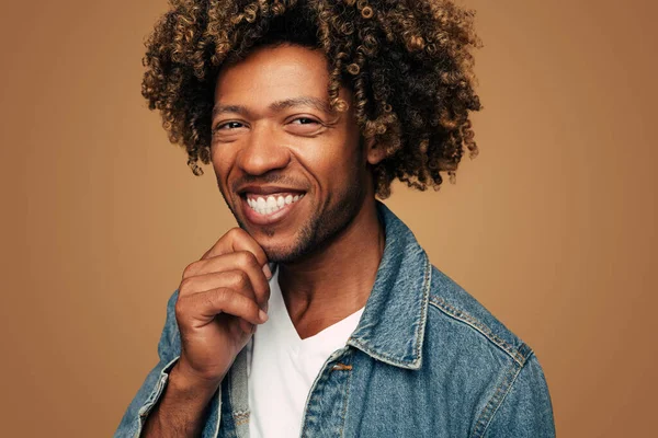 Recorte Alegre Sin Afeitar Modelo Masculino Afroamericano Con Pelo Oscuro — Foto de Stock