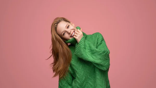 Jeune Femme Rousse Positive Portant Pull Tricoté Vert Avec Col — Photo