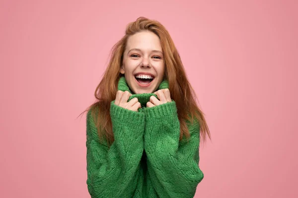 Glada Unga Kvinnliga Millennial Med Långt Rött Hår Vidrör Krage — Stockfoto