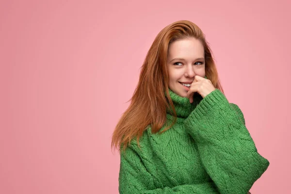 Självsäker Ung Kvinnlig Modell Med Långt Rött Hår Grön Stickad — Stockfoto