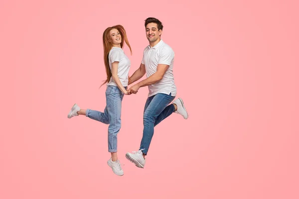 Seitenansicht Eines Entzückten Jungen Paares Jeans Und Weißen Shirts Das — Stockfoto