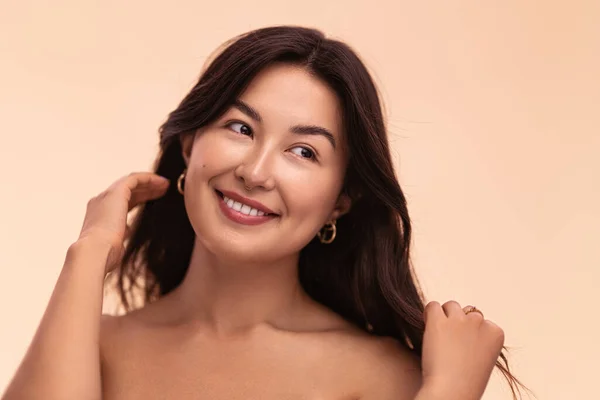 Zelfverzekerde Jonge Aziatische Vrouw Model Met Blote Schouder Natuurlijke Make — Stockfoto