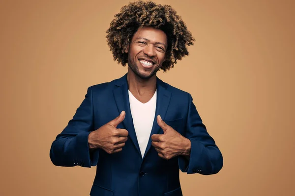 Gerenciador Masculino Afro Americano Otimista Roupas Casuais Inteligentes Com Cabelo — Fotografia de Stock