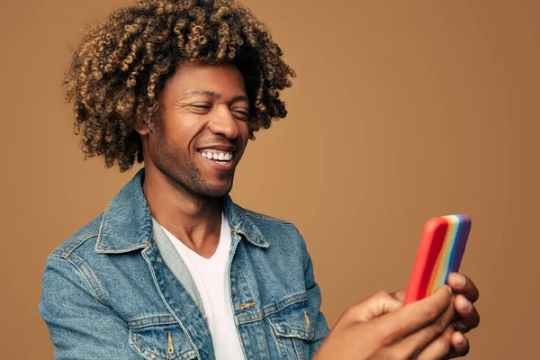 Homem Preto Sorridente Com Cabelo Encaracolado Jaqueta Ganga Navegando Telefone — Fotografia de Stock