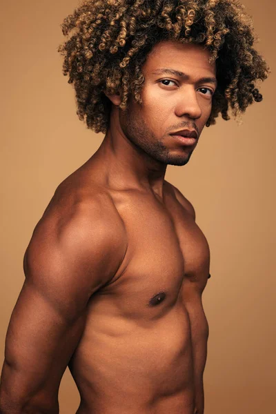 Νεαρός Αφροαμερικανός Άνδρας Γυμνό Κορμό Και Σγουρά Μαλλιά Κοιτάζοντας Την — Φωτογραφία Αρχείου