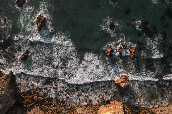 Vista Drone Das Ondas Oceano Que Correm Sobre Rochas Ásperas — Fotografia de Stock