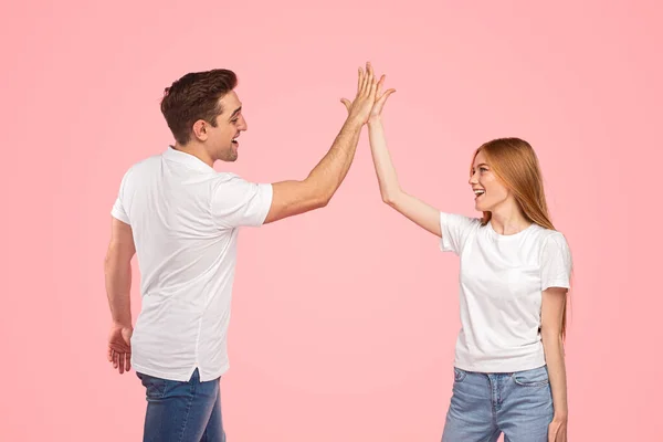 Pasangan Muda Yang Bahagia Dan Beragam Dengan Kaos Putih Dan — Stok Foto