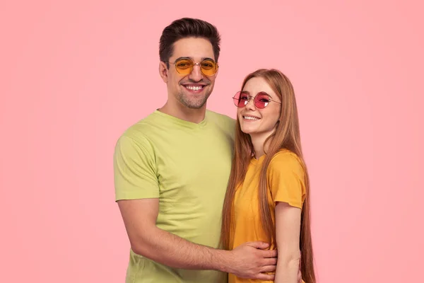 Cheerful Young Man Bright Shirt Stylish Sunglasses Embracing Redhead Girlfriend — Stock Photo, Image