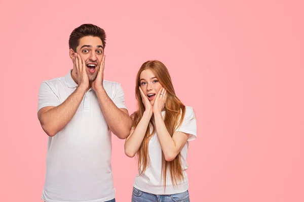 Verblüffter Junger Freund Und Freundin Weißen Shirts Die Wangen Berühren — Stockfoto