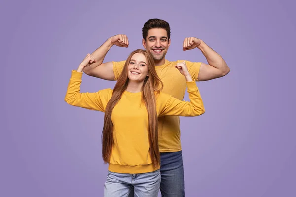 Selbstbewusste Junge Positive Männliche Und Weibliche Millennials Gelbem Sweatshirt Und — Stockfoto