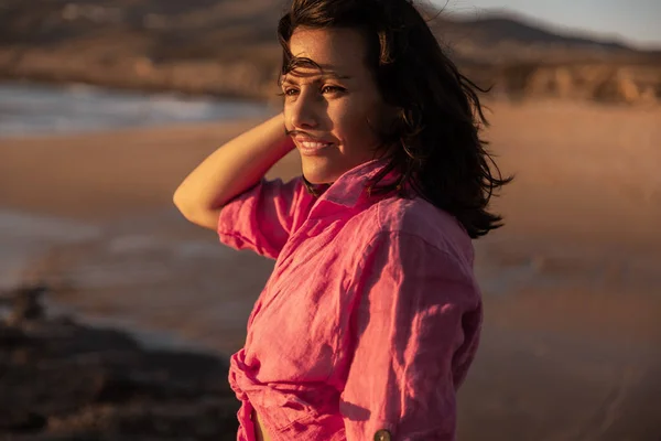 분홍색 셔츠를 아메리카 관광객의 해변에서 머리를 석양을 감상하는 — 스톡 사진