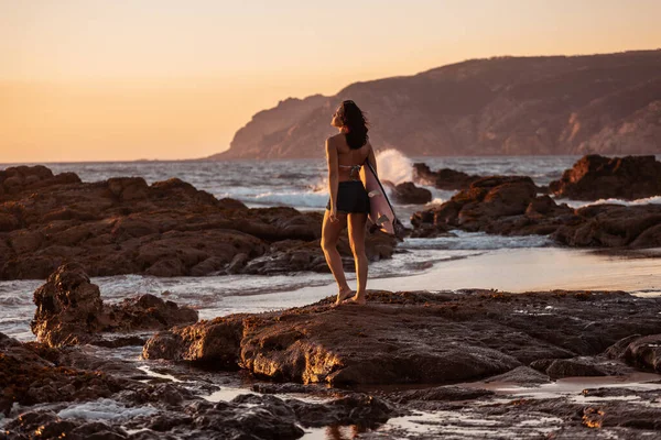 Visão Traseira Jovem Surfista Com Cabelos Escuros Roupa Banho Pedra — Fotografia de Stock