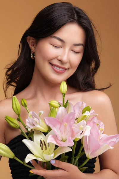 Joyeux Jeune Asiatique Femelle Touchant Fleurs Naturelles Lys Souriant Avec — Photo