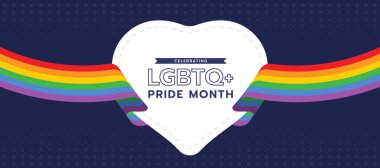 LGBTQ + gururlu ay metnini beyaz kalp ve gökkuşağı bayrak kurdelesiyle koyu mor arka plan vektör tasarımı üzerinde kutluyoruz
