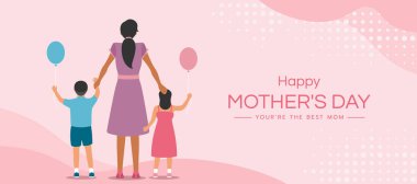 Anneler Günün kutlu olsun. Oğullar ve kızlar geride durun. Annelerinin elini tutun ve yumuşak pembe arka plan vektör tasarımında balonları tutun.