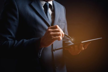 İşadamı ayakta tablet yazıyor Modern iş teknolojisi fikirleri