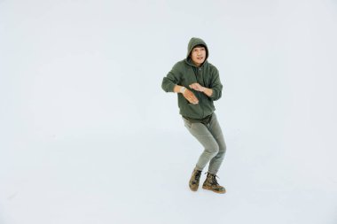 İlköğretim Okulu Hareketi Dansçı Dersleri, Performans Dans Sınıfı, Beyaz Stüdyoda Eğlence Grubu Antrenmanı.