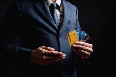 Akıllı telefondan yapılan ihracat ve ithalat için kargo gemisinden gelen kargo yük gemisinin deposunda sabit kasket takan bir işadamı. Ticaret konsepti için ticari depo