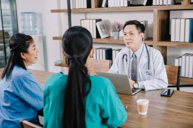 Sağlık sigortası pratisyenleri danışmanlık, muayene ve tavsiye verme, sağlık sorunları teşhisi, sağlık hizmetleri ve sağlık hizmetlerindeki hastaların tartışılması, sağlıklı sağlık hizmetleri kavramı