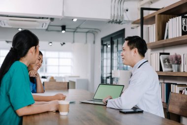 Sağlık sigortası pratisyenleri danışmanlık, muayene ve tavsiye verme, sağlık sorunları teşhisi, sağlık hizmetleri ve sağlık hizmetlerindeki hastaların tartışılması, sağlıklı sağlık hizmetleri kavramı