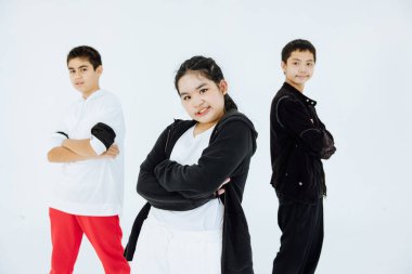 İlköğretim Okulu Hareketi Dansçı Dersleri, Performans Dans Sınıfı, Beyaz Stüdyoda Eğlence Grubu Antrenmanı.