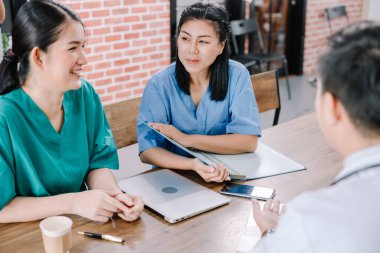 Sağlık sigortası pratisyenleri danışmanlık, muayene ve tavsiye verme, sağlık sorunları teşhisi, sağlık hizmetleri ve sağlık hizmetlerindeki hastaların tartışılması, sağlıklı sağlık hizmetleri kavramı