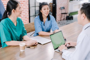 Sağlık sigortası pratisyenleri danışmanlık, muayene ve tavsiye verme, sağlık sorunları teşhisi, sağlık hizmetleri ve sağlık hizmetlerindeki hastaların tartışılması, sağlıklı sağlık hizmetleri kavramı