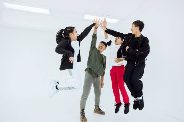 İlköğretim Okulu Hareketi Dansçı Dersleri, Performans Dans Sınıfı, Beyaz Stüdyoda Eğlence Grubu Antrenmanı.