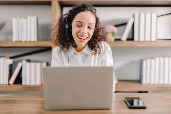 stock image Lecture-based e-learning, lessons for working from home, online learning and teaching during the coronavirus pandemic, college students study online at home in a happy manner.