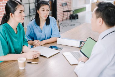 Sağlık sigortası pratisyenleri danışmanlık, muayene ve tavsiye verme, sağlık sorunları teşhisi, sağlık hizmetleri ve sağlık hizmetlerindeki hastaların tartışılması, sağlıklı sağlık hizmetleri kavramı