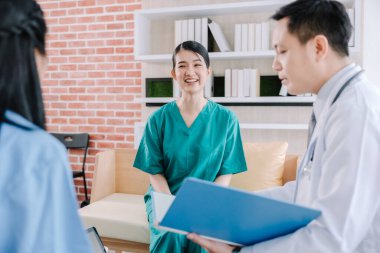 Sağlık sigortası pratisyenleri danışmanlık, muayene ve tavsiye verme, sağlık sorunları teşhisi, sağlık hizmetleri ve sağlık hizmetlerindeki hastaların tartışılması, sağlıklı sağlık hizmetleri kavramı