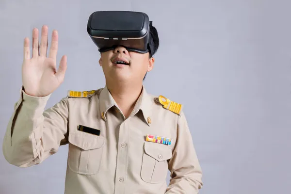 Professor Tailandês Vestindo Uniforme Funcionário Público Vestindo Óculos Realidade Virtual — Fotografia de Stock