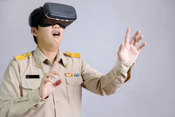Professor Tailandês Vestindo Uniforme Funcionário Público Vestindo Óculos Realidade Virtual — Fotografia de Stock