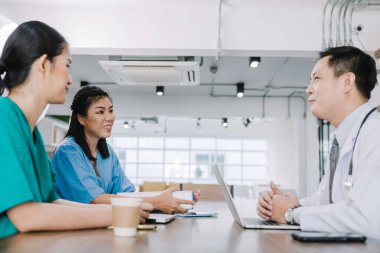 Sağlık sigortası pratisyenleri danışmanlık, muayene ve tavsiye verme, sağlık sorunları teşhisi, sağlık hizmetleri ve sağlık hizmetlerindeki hastaların tartışılması, sağlıklı sağlık hizmetleri kavramı