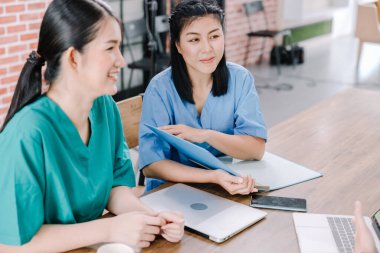 Sağlık sigortası pratisyenleri danışmanlık, muayene ve tavsiye verme, sağlık sorunları teşhisi, sağlık hizmetleri ve sağlık hizmetlerindeki hastaların tartışılması, sağlıklı sağlık hizmetleri kavramı