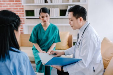 Sağlık sigortası pratisyenleri danışmanlık, muayene ve tavsiye verme, sağlık sorunları teşhisi, sağlık hizmetleri ve sağlık hizmetlerindeki hastaların tartışılması, sağlıklı sağlık hizmetleri kavramı