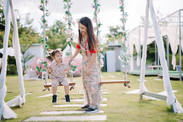 Radość Dzieci Matki Bawiących Się Huśtawkach Placu Zabaw Wakacjach Azji — Zdjęcie stockowe