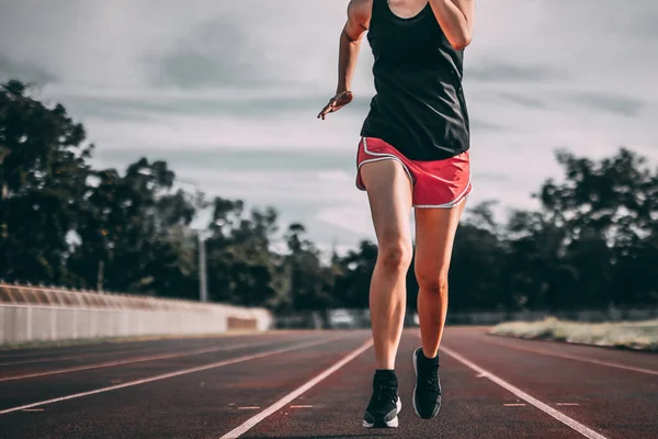 Feet Female Runner Who Stepping Running Field Strength Exercising Summer — Stock Photo, Image