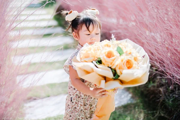 Una Chica Está Jardín Flores Sonriendo Felizmente Jardín Exterior Durante —  Fotos de Stock