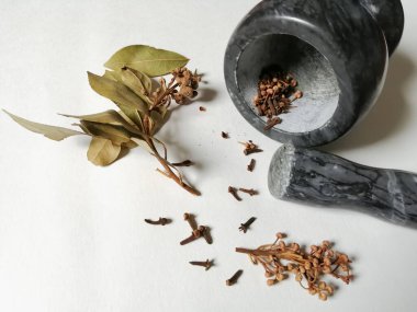 Beyaz arka planda ters çevrilmiş havan ve baharatlar