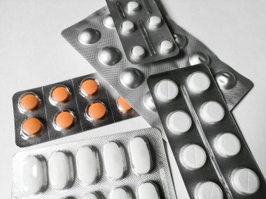 Farklı tabletlerden oluşan beyaz bir masanın üzerinde.