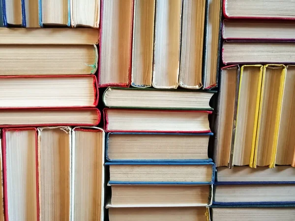 Bakgrundsbild av vikta böcker i olika ordning — Stockfoto