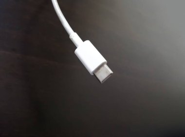Koyu arkaplanda beyaz tip C şarj ediliyor